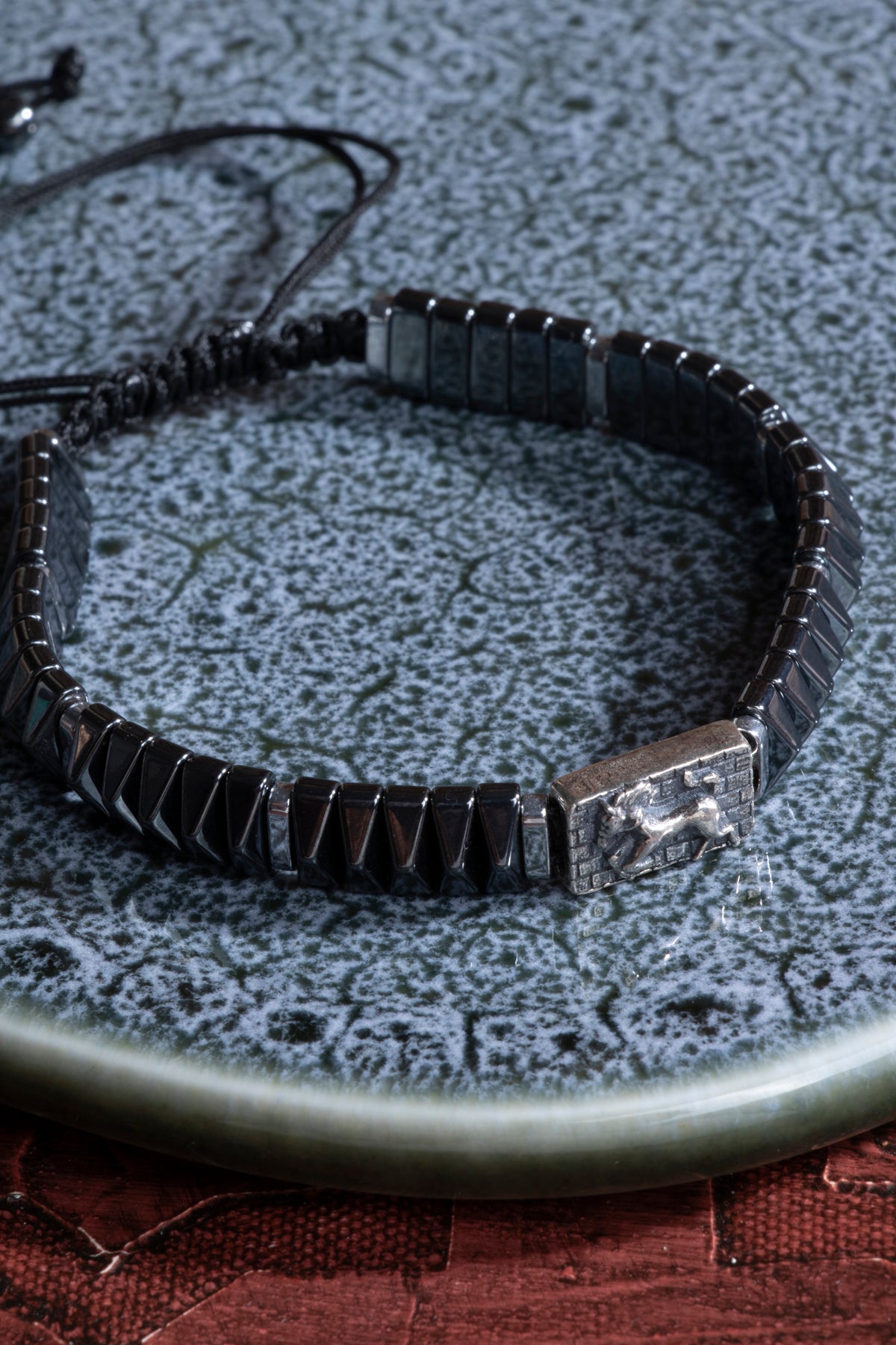 At Figürlü Gümüş Aparatlı Hematit Doğal Taş Makrome Bileklik