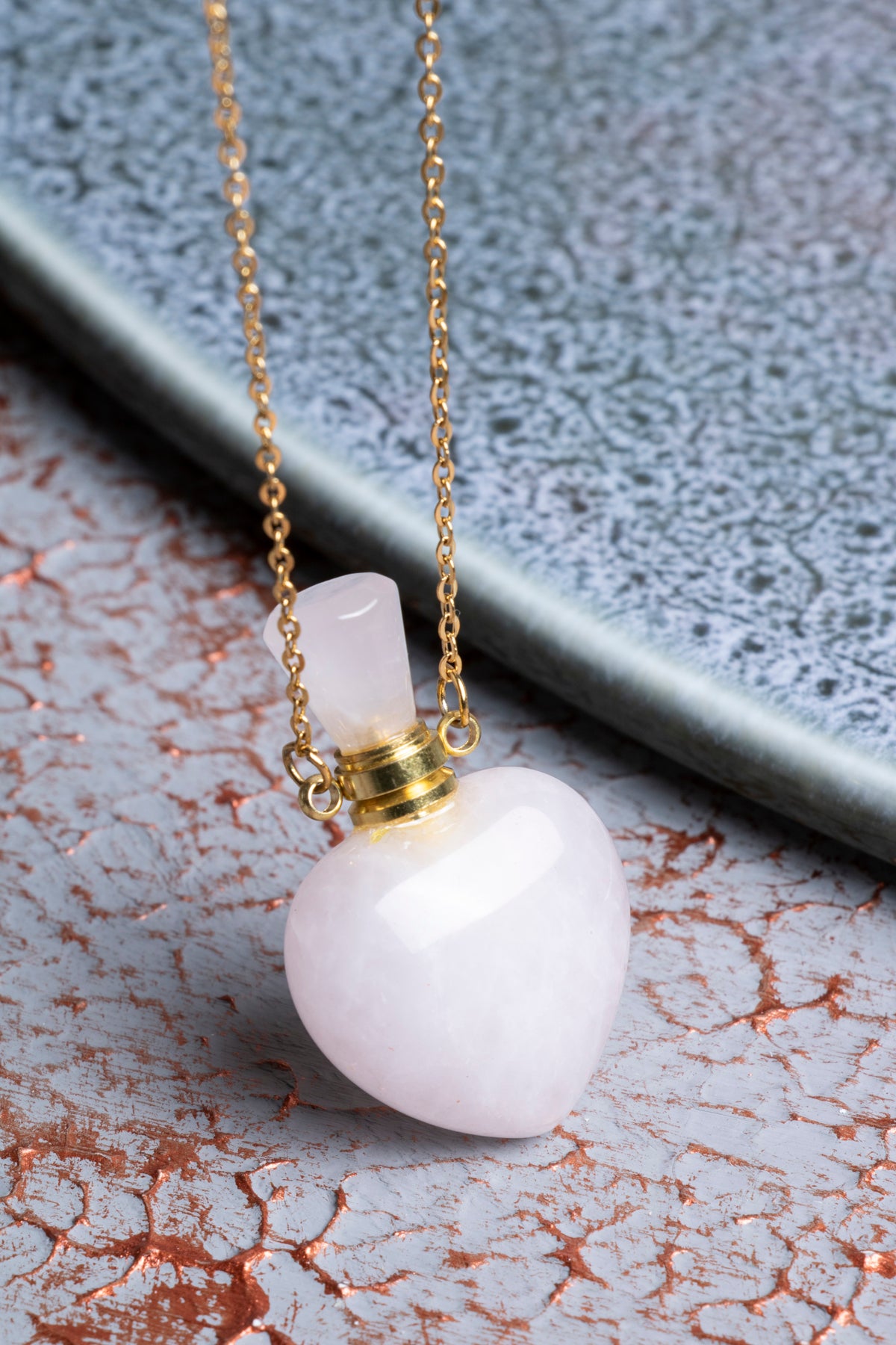 Pembe Kuvars Doğal Taş Altın Zincirli Kalp Esans Şişesi Kolye