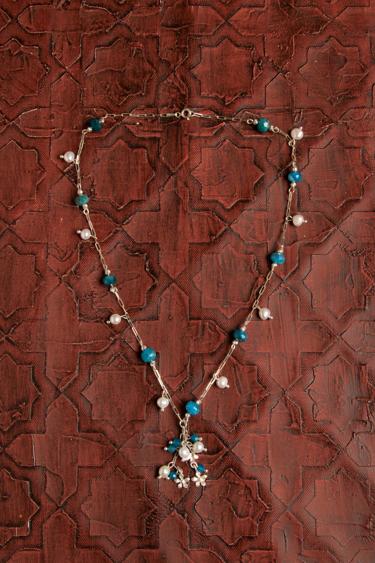 Sertifikalı Doğal Apatit ve İnci Kolye – İlham, Zarafet ve Ruhsal Denge