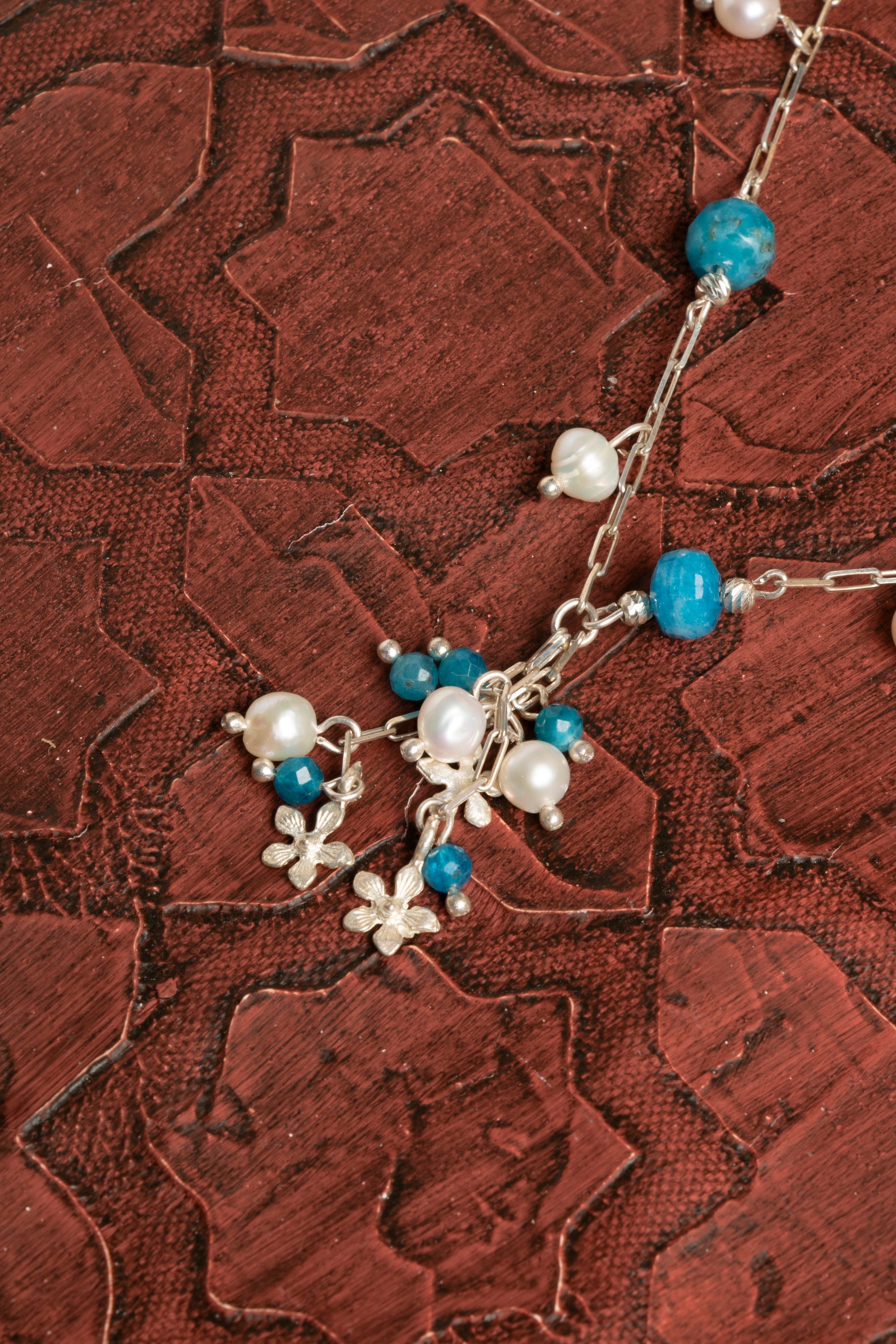 Sertifikalı Doğal Apatit ve İnci Kolye – İlham, Zarafet ve Ruhsal Denge