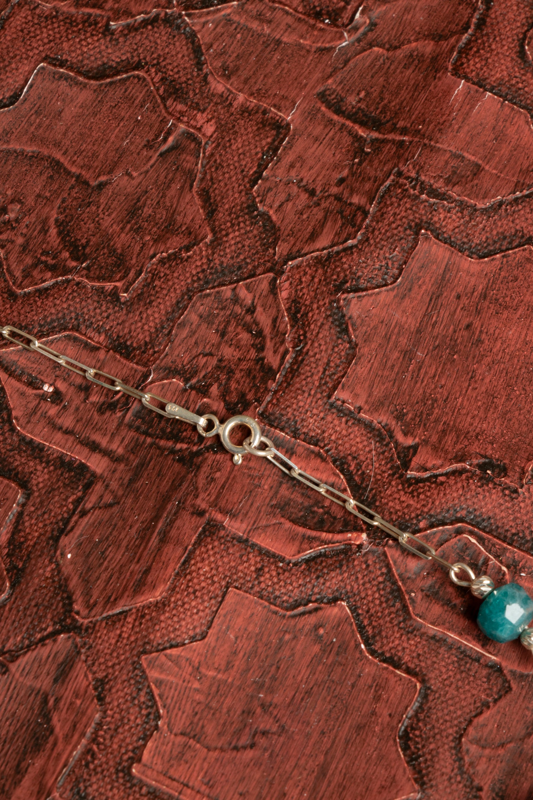 Sertifikalı Doğal Apatit ve İnci Kolye – İlham, Zarafet ve Ruhsal Denge