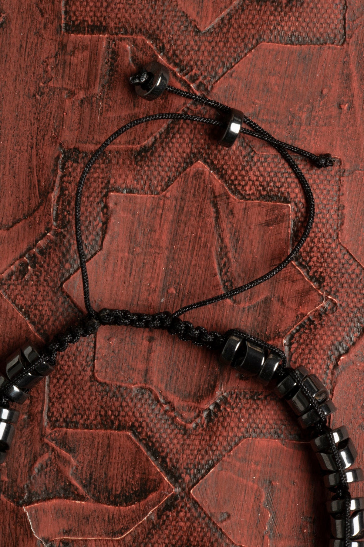 Sertifikalı Doğal Hematit Taşı Makrome Bileklik – Koruma, Denge ve Şıklık