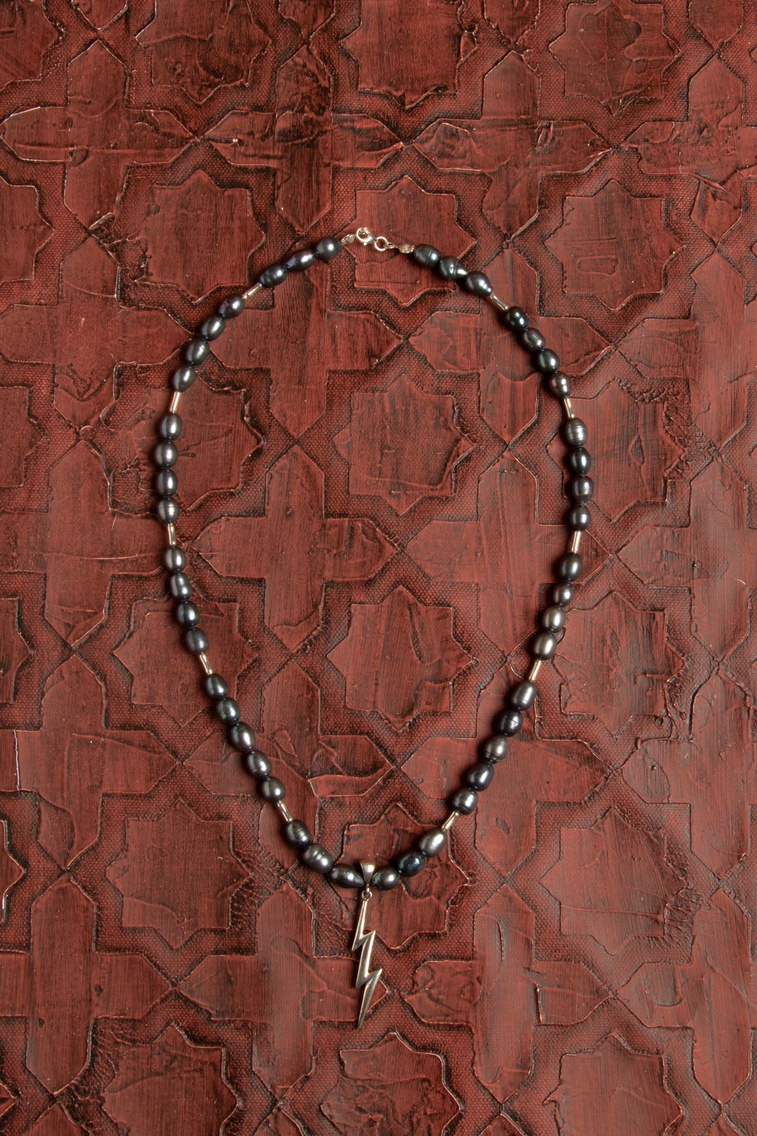 Sertifikalı Doğal Siyah İnci Kolye – Güç, Zarafet ve Özgünlük