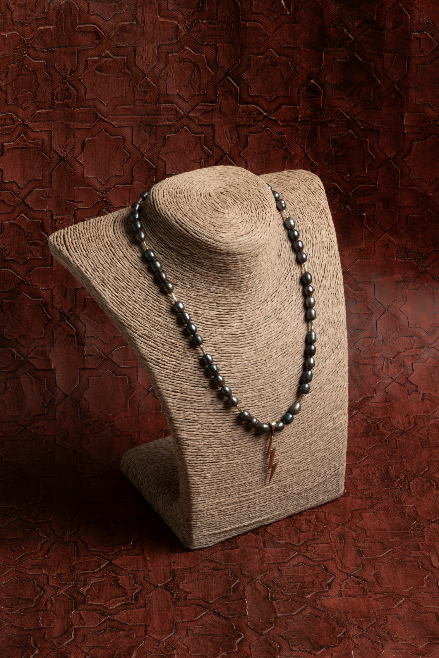 Sertifikalı Doğal Siyah İnci Kolye – Güç, Zarafet ve Özgünlük