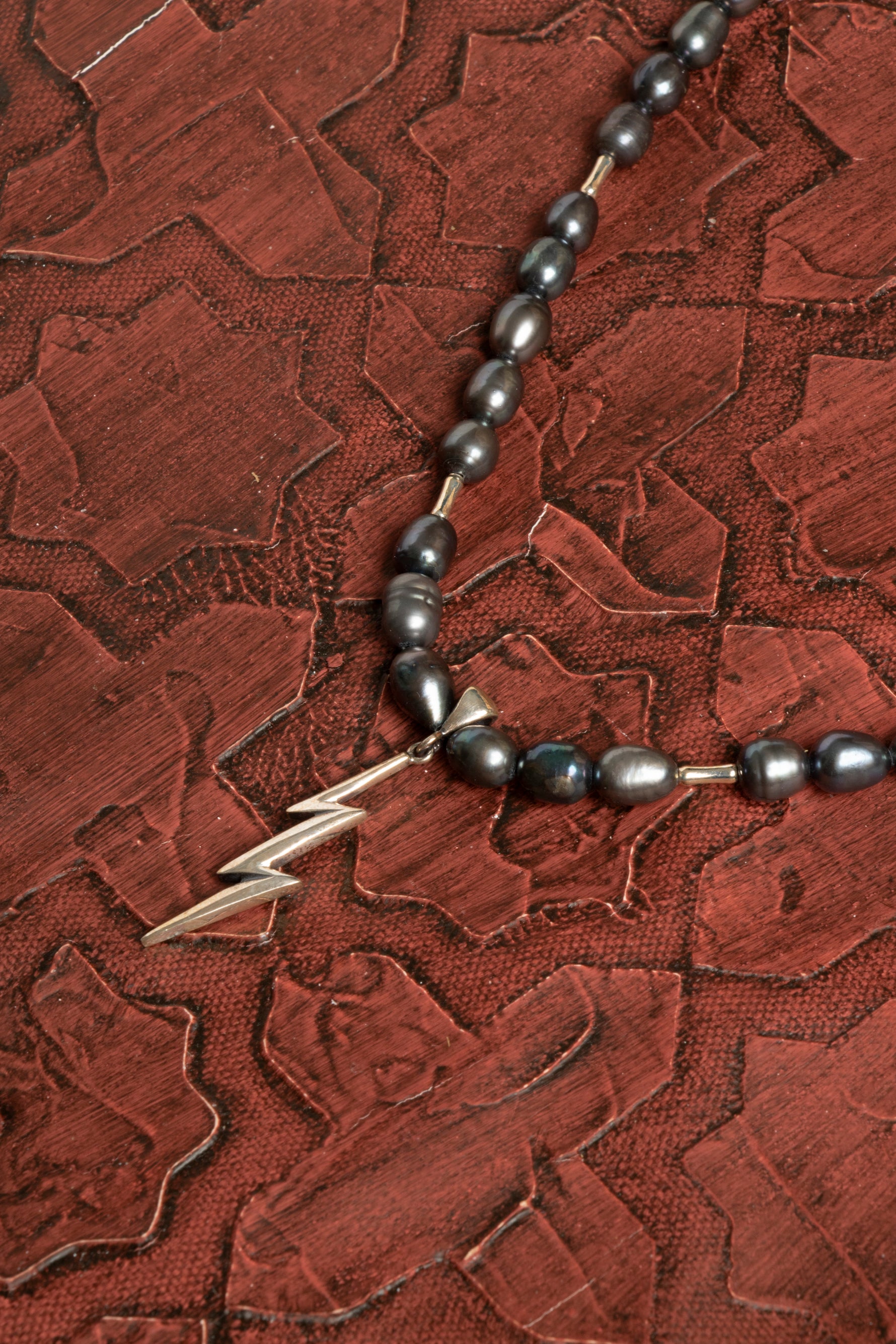 Sertifikalı Doğal Siyah İnci Kolye – Güç, Zarafet ve Özgünlük