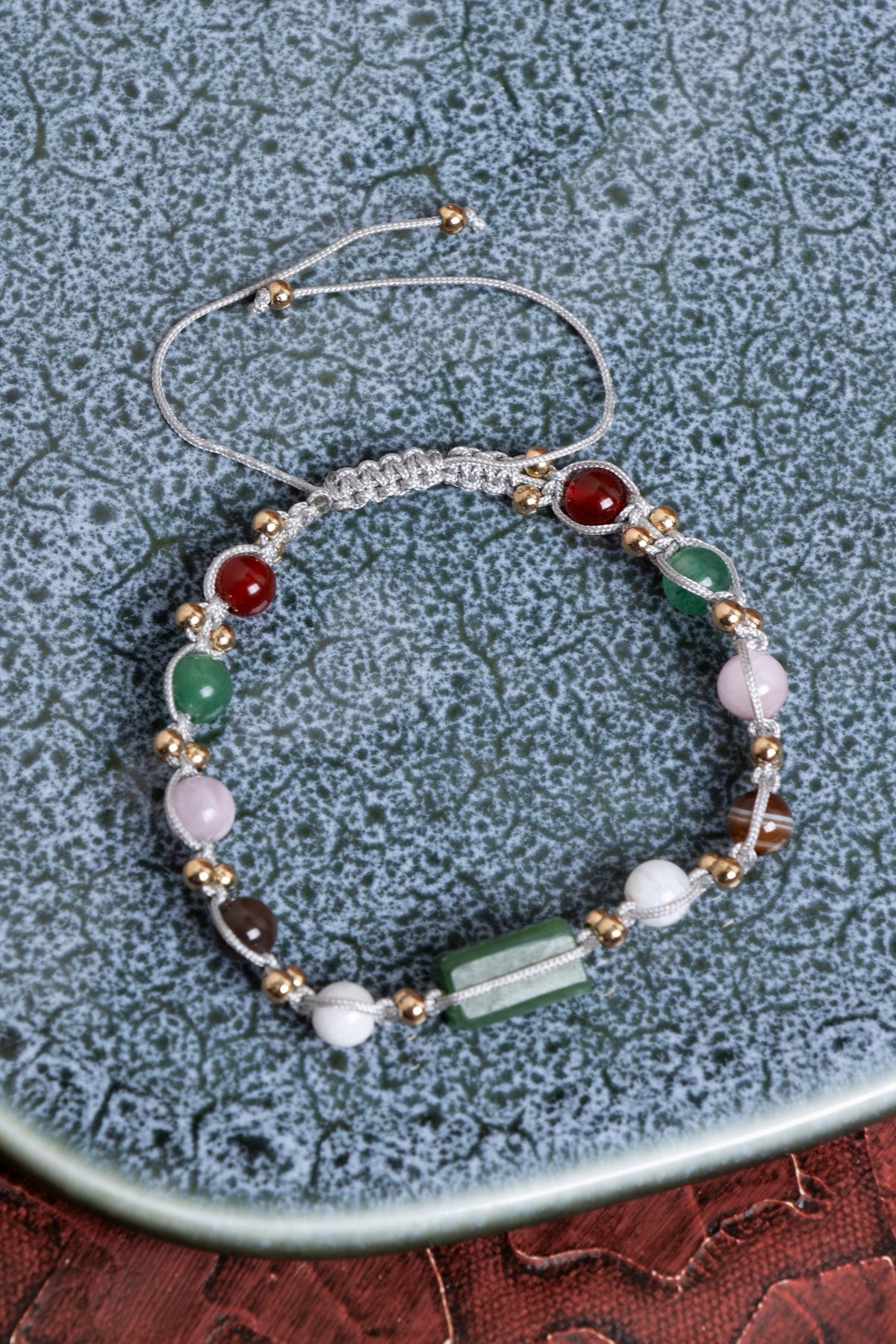 Sertifikalı Doğanın Harmonisi: Ayarlanabilir Doğal Taş Makrome Bileklik