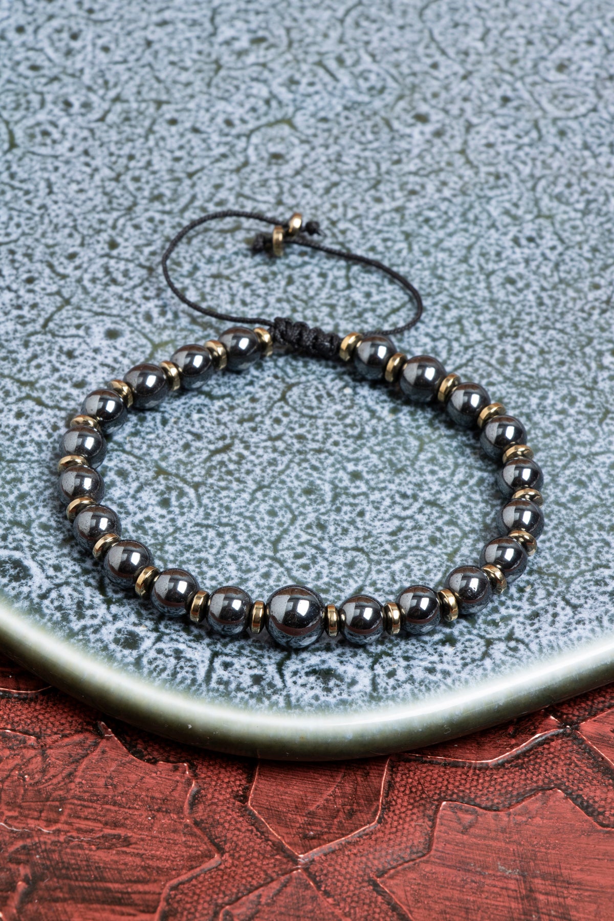 Sertifikalı Hematit Taşı Ayarlanabilir Bileklik – Altın Detaylı Makrome Tasarım